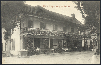 17819 Gezicht op het hotel Lagerweij op het Dorpsplein te Doorn.